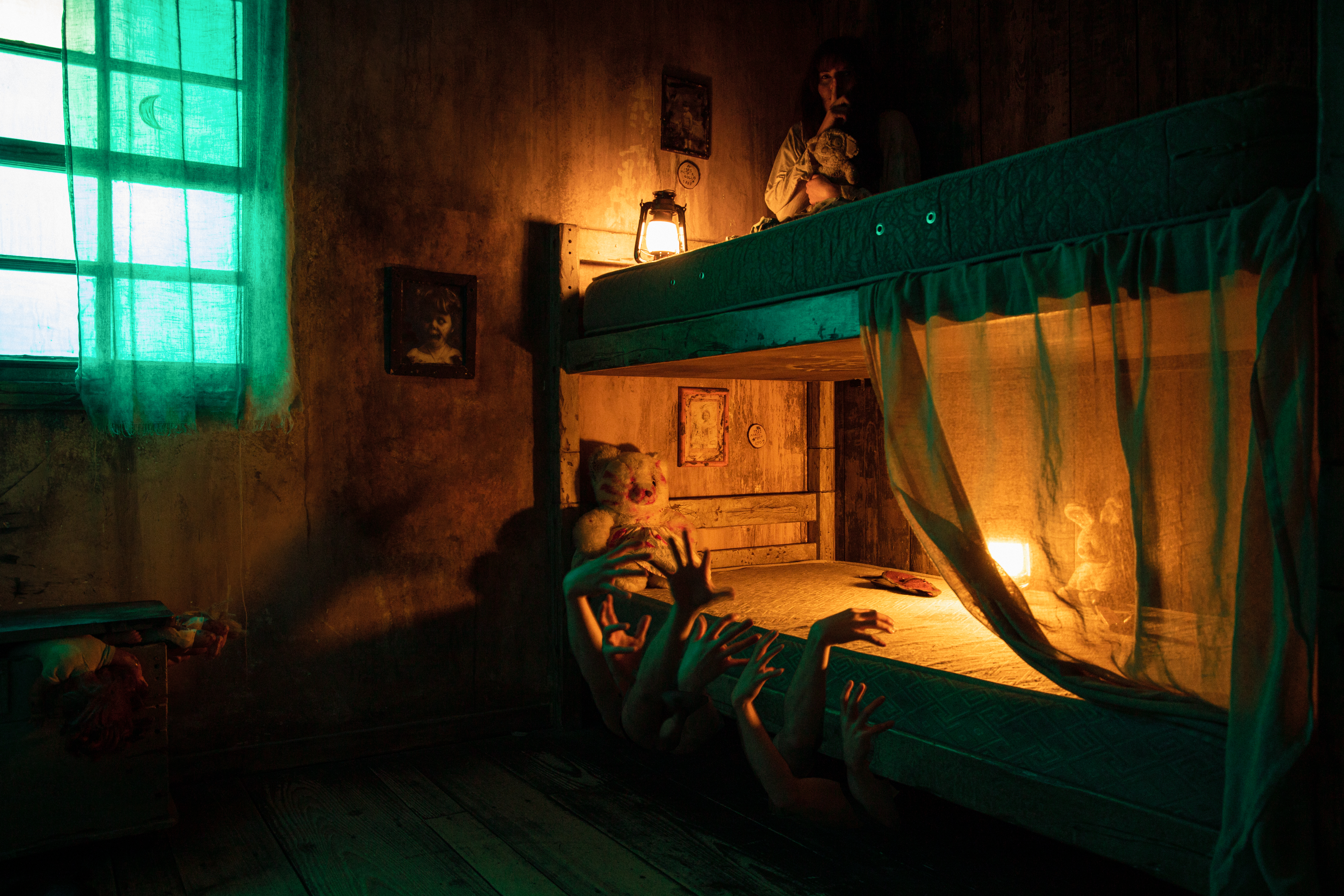 Décor escape game orphelinat enigmatic marne la vallee