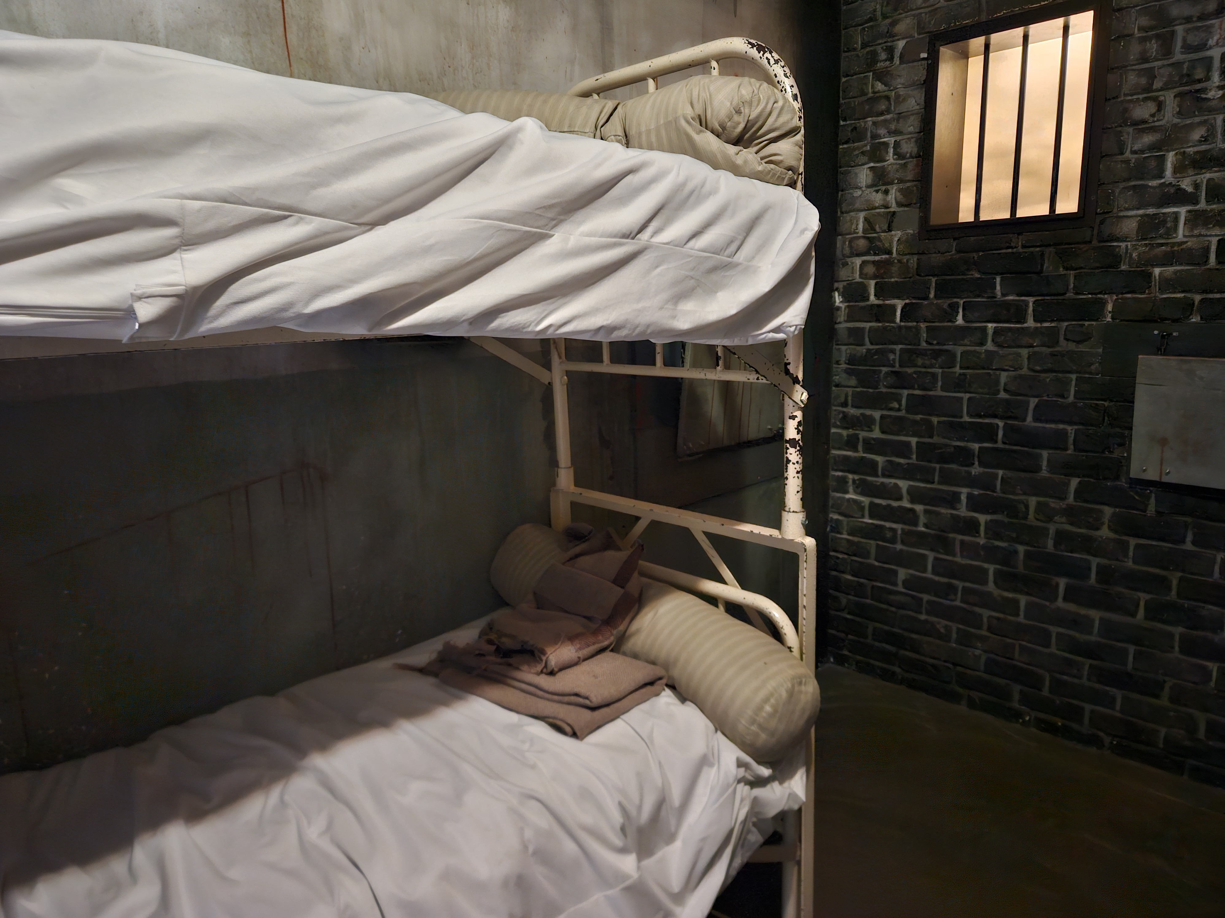 salle escape game cellule 23 enigmatic marne la vallee